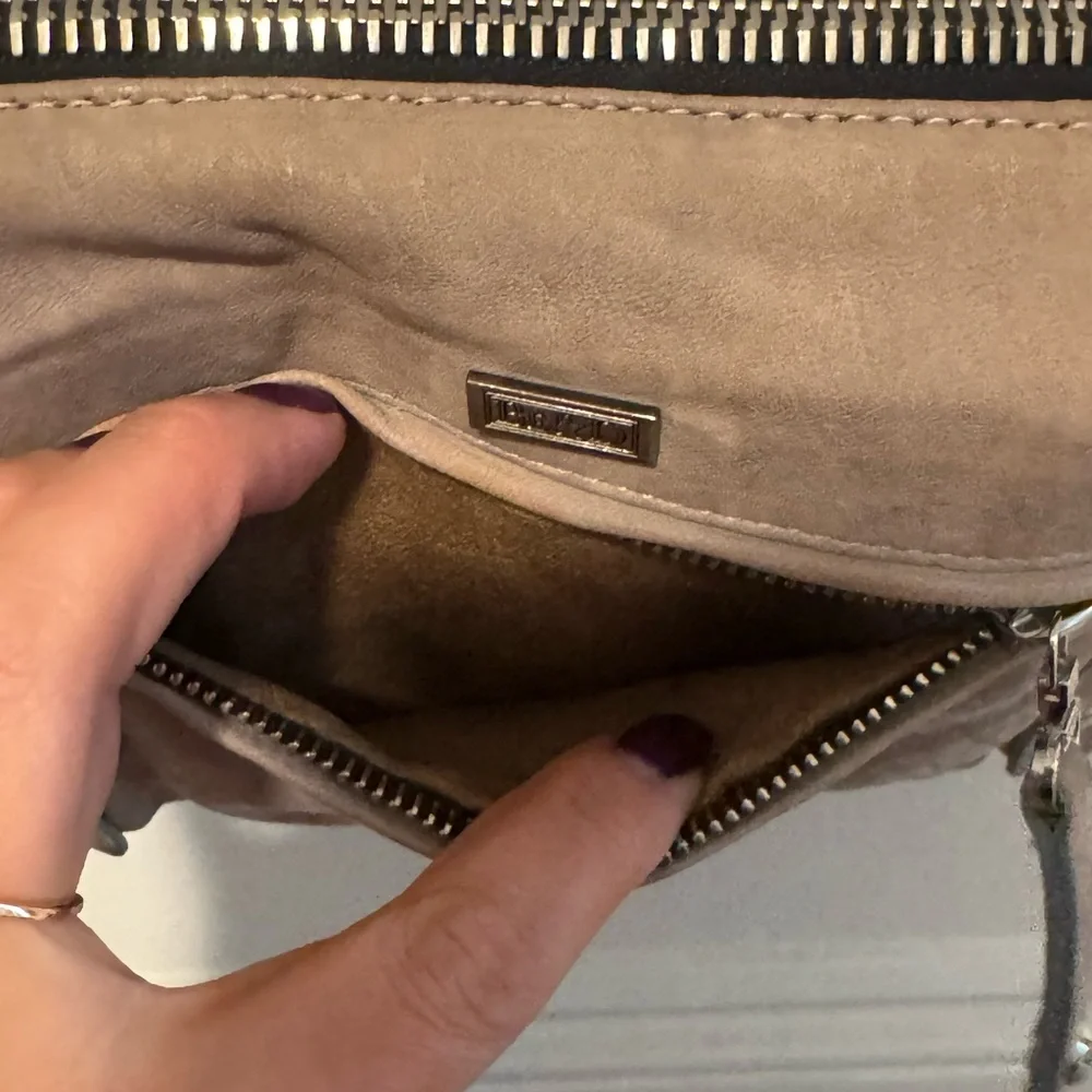 ❤️🔥❤️🔥 Be & D Elegant Tan with Silver Chain Shoulder Bag - Picture 5 of 7